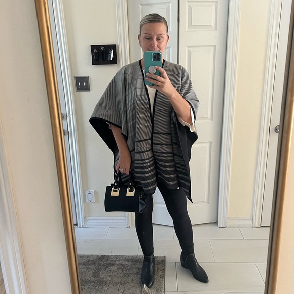 Parisian style Nicole Miller Fleece cozy Poncho/Shawl Xl - Picture 1 of 7